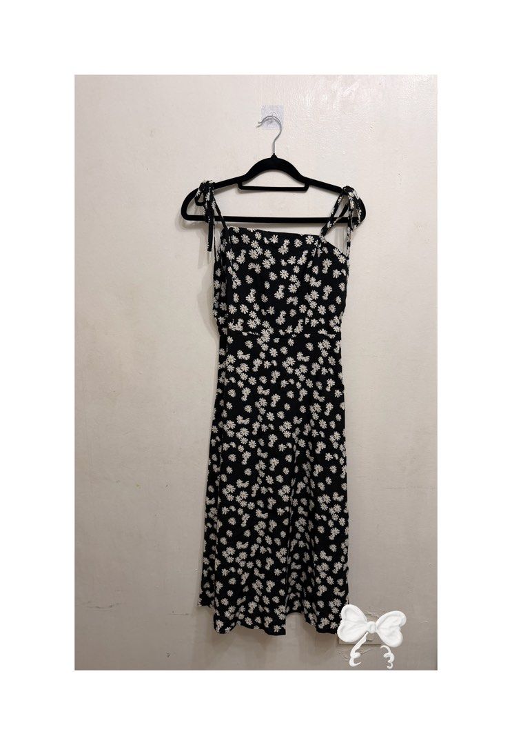 Black Floral Dress (Category: Dresses) located in Caloocan City. Submitted by mrynn_declutter (Listing ID 1442717053, Image 1). Description: .