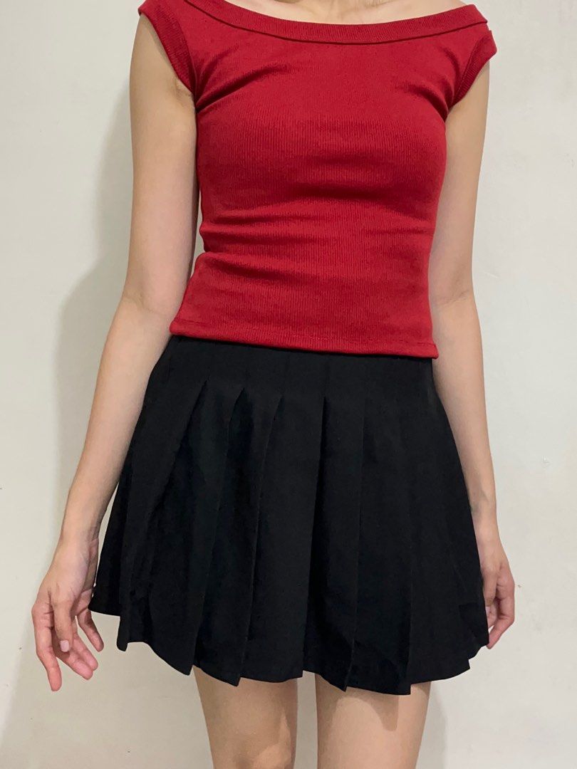 Black Pleated Mini Skirt (Category: Skirts) located in Valenzuela. Submitted by mrythings (Listing ID 1442649340, Image 3). Description: -Size: 24-25 waist.