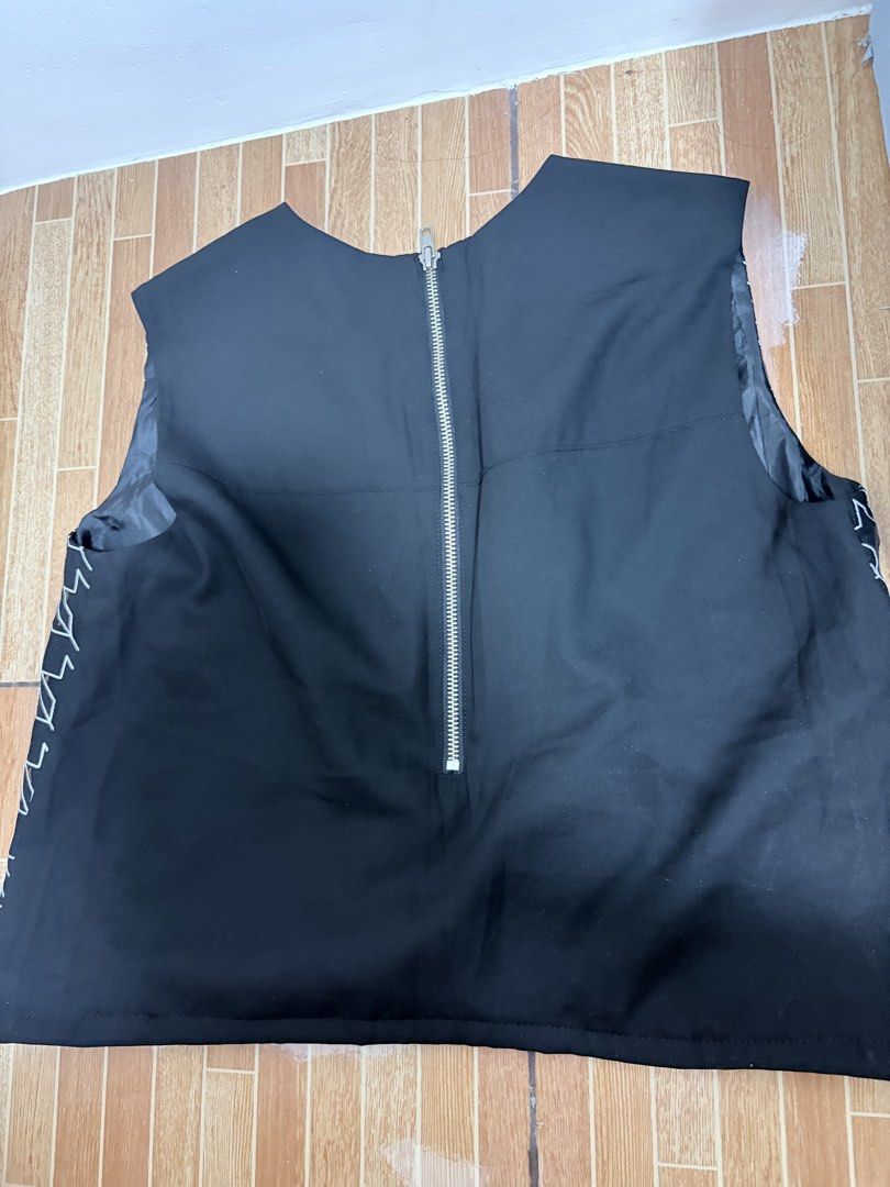 Black Sleeveless Top with White Houndstooth Pattern (Category: Sleeveless) located in Santa Cruz, Pampanga. Submitted by emgihem (Listing ID 1442621267, Image 2). Description: - Classic black and white houndstooth pattern - Sleeveless design - Zipper closure at the back - Solid black trim on neckline and armholes - Versatile for layering or wearing on its own - Sharp and stylish appearance.