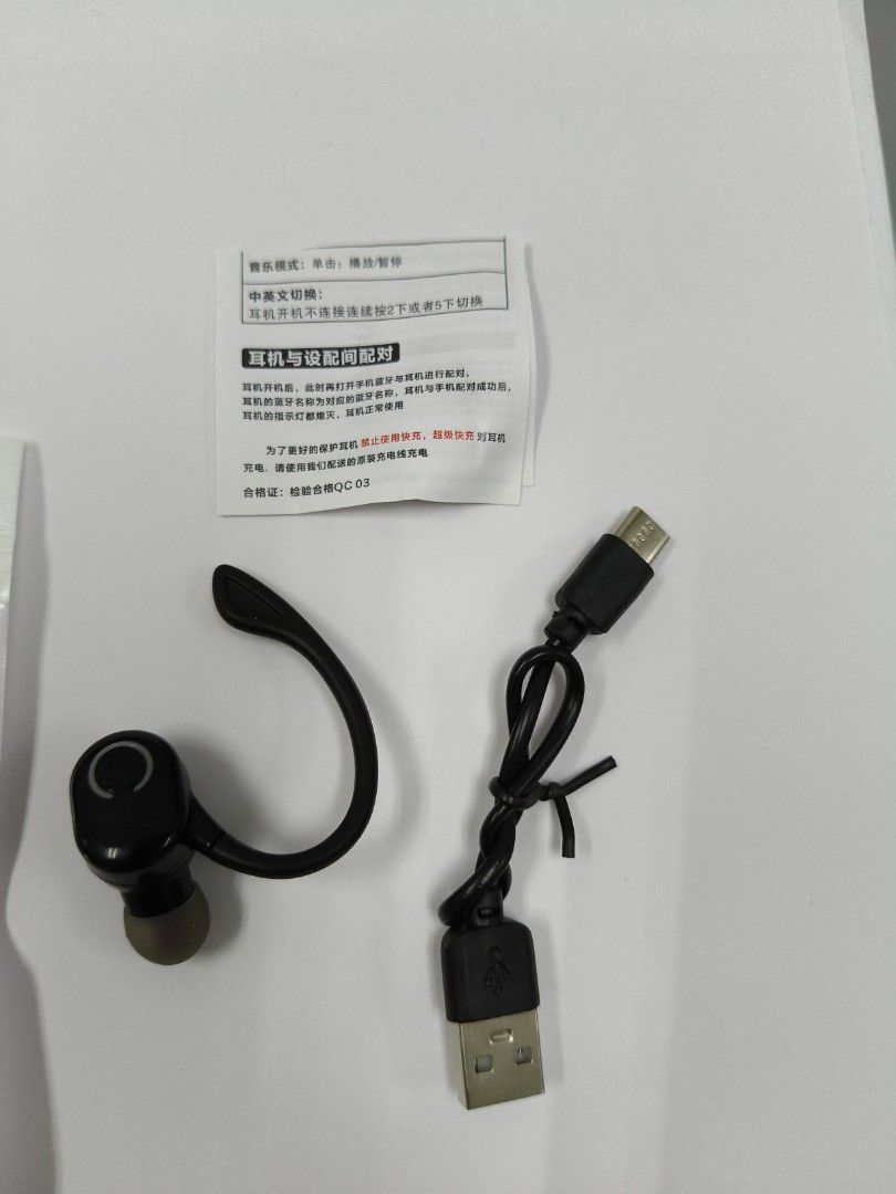 Black Wireless Bluetooth Earphone with USB Charging Cable478456118604605440
