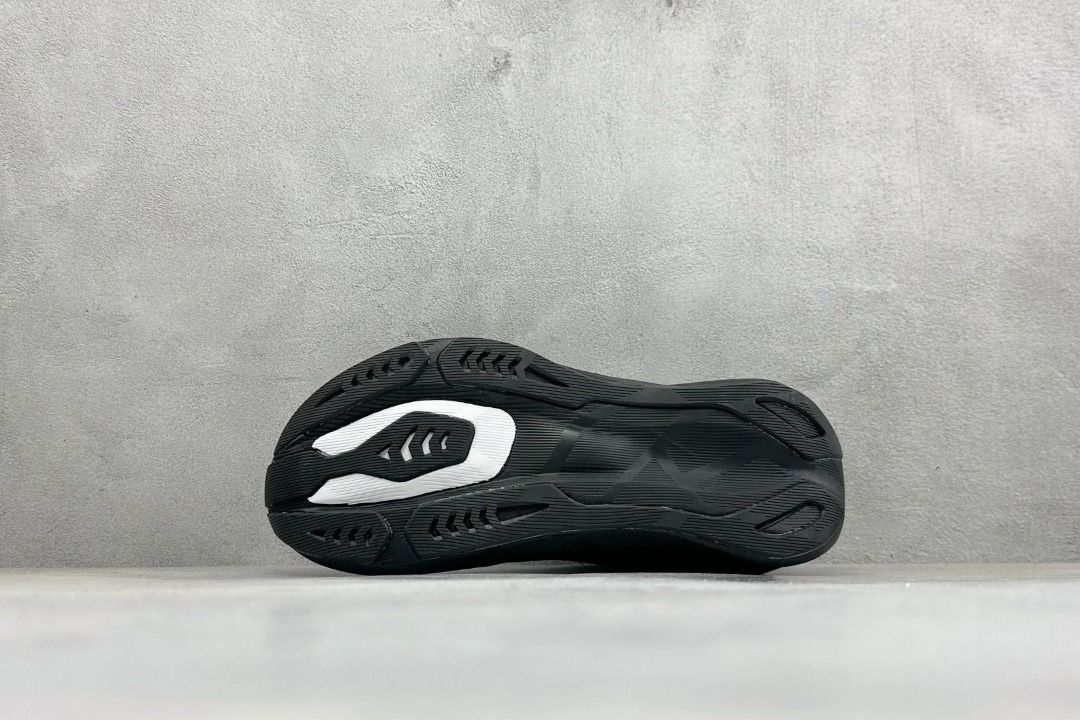 BNIB Asics Novablast 3 Triple Black Running Shoes (Category: Sneakers) located in Singapore. Submitted by diya.pstore (Listing ID 1442690661, Image 3). Description: .