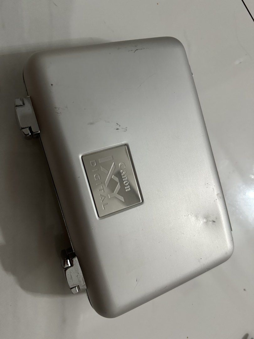 camera case (Category: Camera Bags & Carriers) located in Manila. Submitted by clevertiger.15429d (Listing ID 1442697272, Image 1). Description: .