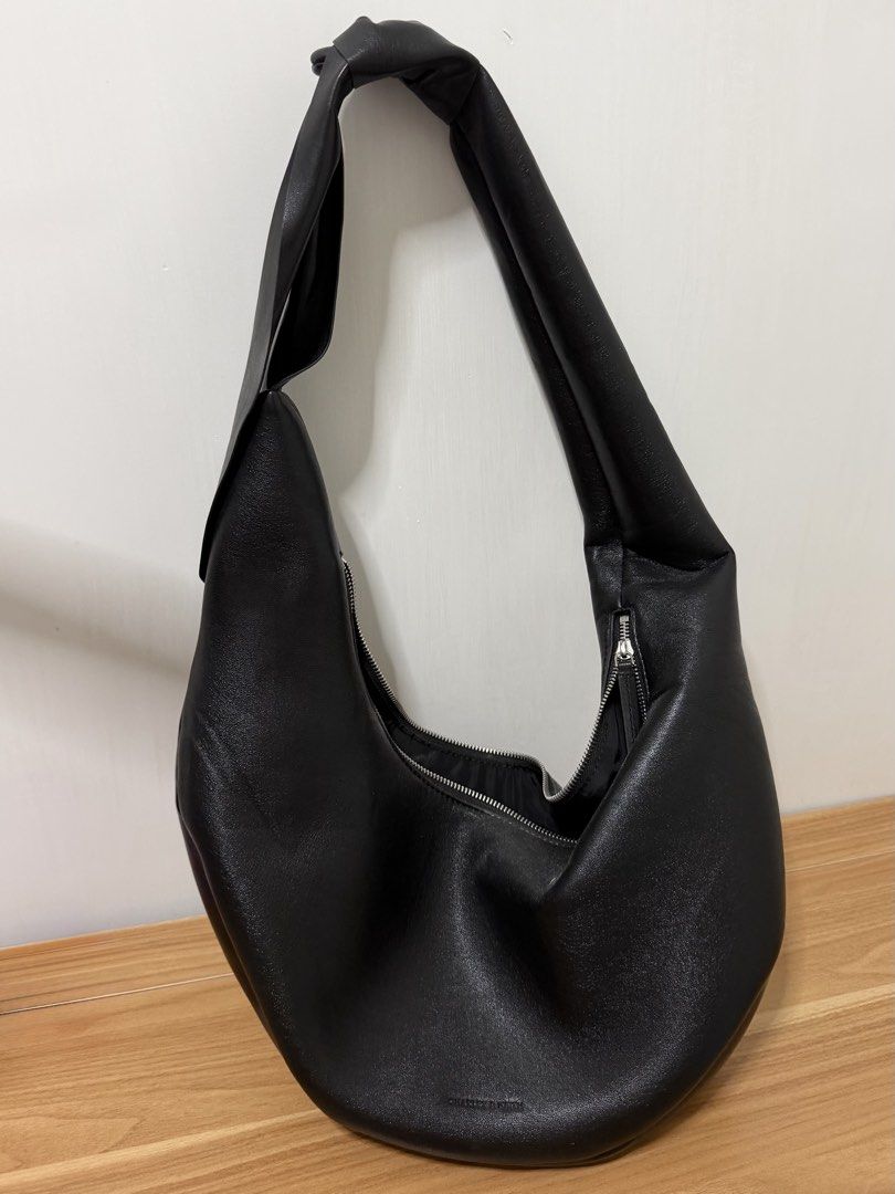 Charles & Keith Black Leather Crescent Shoulder Bag （分類：單肩包）位於 Hong Kong。 由 sorjai240 提交（商品編號 1442626216，圖片 1）。簡介： Black leather shoulder bag from Charles & Keith. Soft, slouchy crescent shape. Zipper closure. Interior has a branded tag. Simple and chic design. Great for everyday use.。