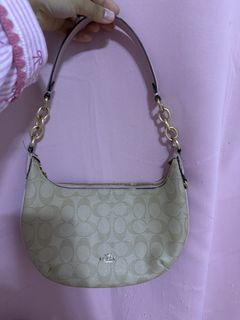 (Category: ) located in . Submitted by hellofashion_00 (Listing ID 1442678953, Image 1). Description: .
