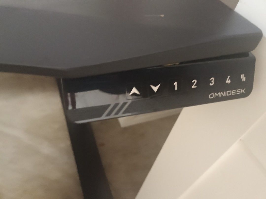 Computer Table (Category: Tables & Sets) located in Singapore. Submitted by vknmover (Listing ID 1442681728, Image 2). Description: Omni tesh.