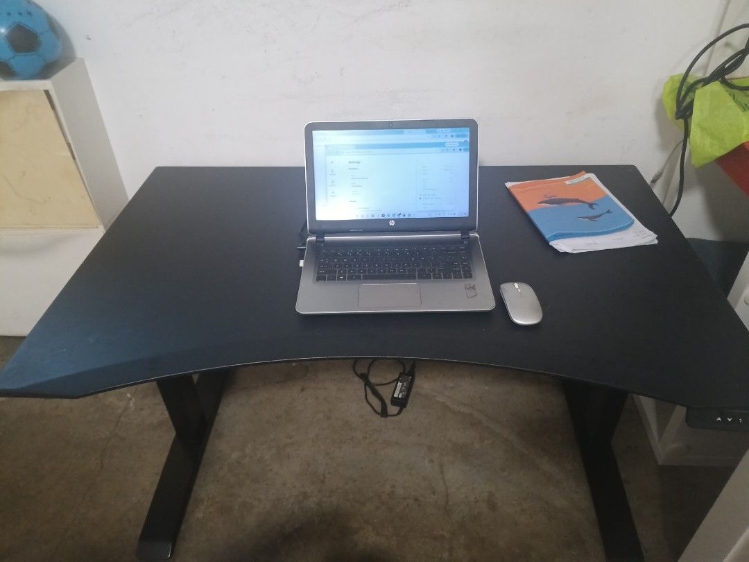 Computer Table (Category: Tables & Sets) located in Singapore. Submitted by vknmover (Listing ID 1442681728, Image 1). Description: Omni tesh.