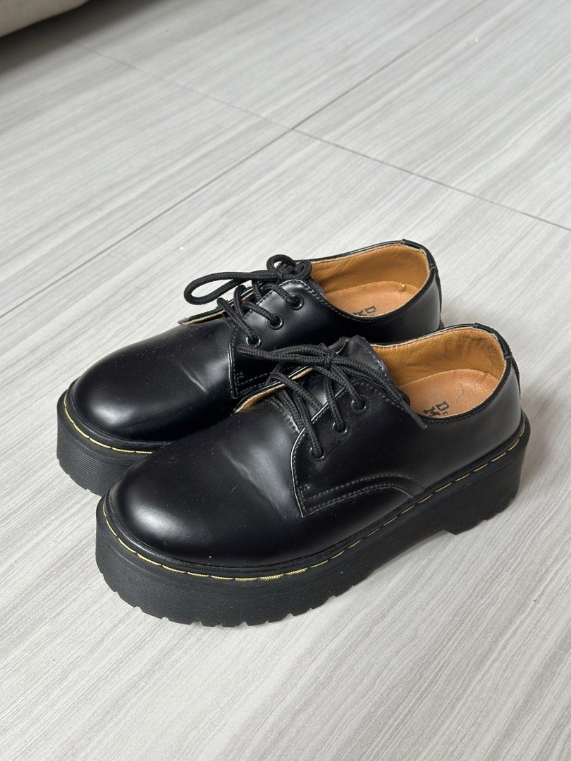 Dr. Martens Black Platform Oxford 8053 (Category: Loafers) located in Dasmarinas. Submitted by sisea (Listing ID 1442570839, Image 1). Description: - Classic Dr. Martens platform oxford shoes - Black leather with iconic yellow stitching - Chunky sole for added height and style - Secure lace-up closure Bought this on orange app so its not authentic. Price Negotiable! .