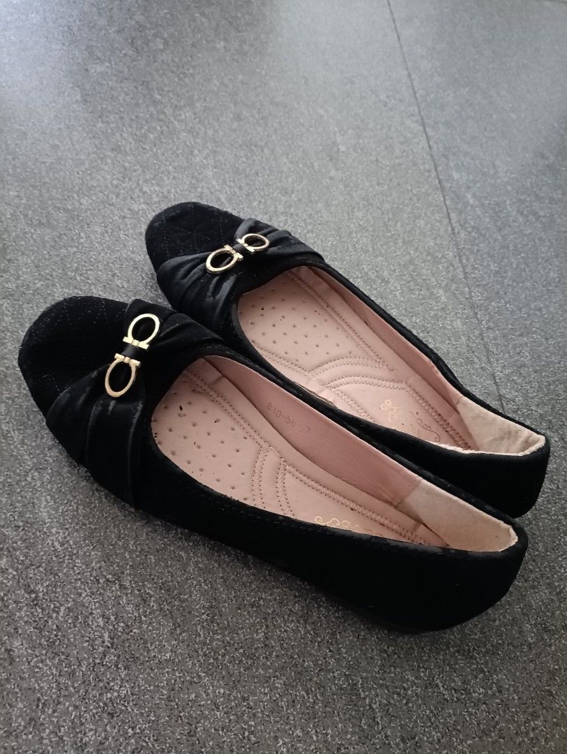 Flats for Women (Category: Flats & Sandals) located in Banga. Submitted by princess.declutter (Listing ID 1442588921, Image 1). Description: Size:43 Cash On Delivery via Enstack Ph.