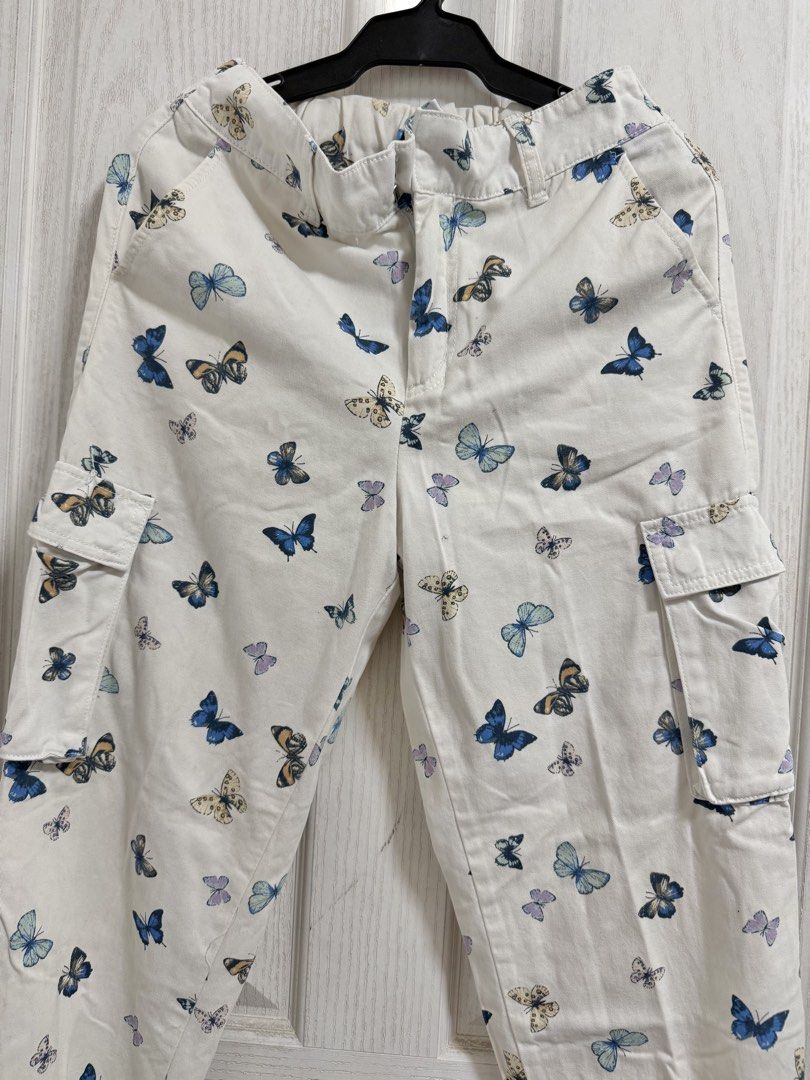 Forever 21 Butterfly Cargo Pants Size S (Category: Jeans) located in Cavite. Submitted by troian (Listing ID 1442664344, Image 2). Description: - White cargo pants - All-over blue and purple butterfly print - Elastic waistband with belt loops - Two side cargo pockets - Jogger style with elastic cuffs - Size S.