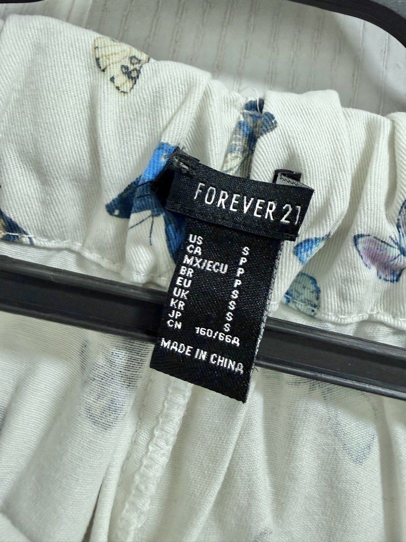 Forever 21 Butterfly Cargo Pants Size S (Category: Jeans) located in Cavite. Submitted by troian (Listing ID 1442664344, Image 3). Description: - White cargo pants - All-over blue and purple butterfly print - Elastic waistband with belt loops - Two side cargo pockets - Jogger style with elastic cuffs - Size S.