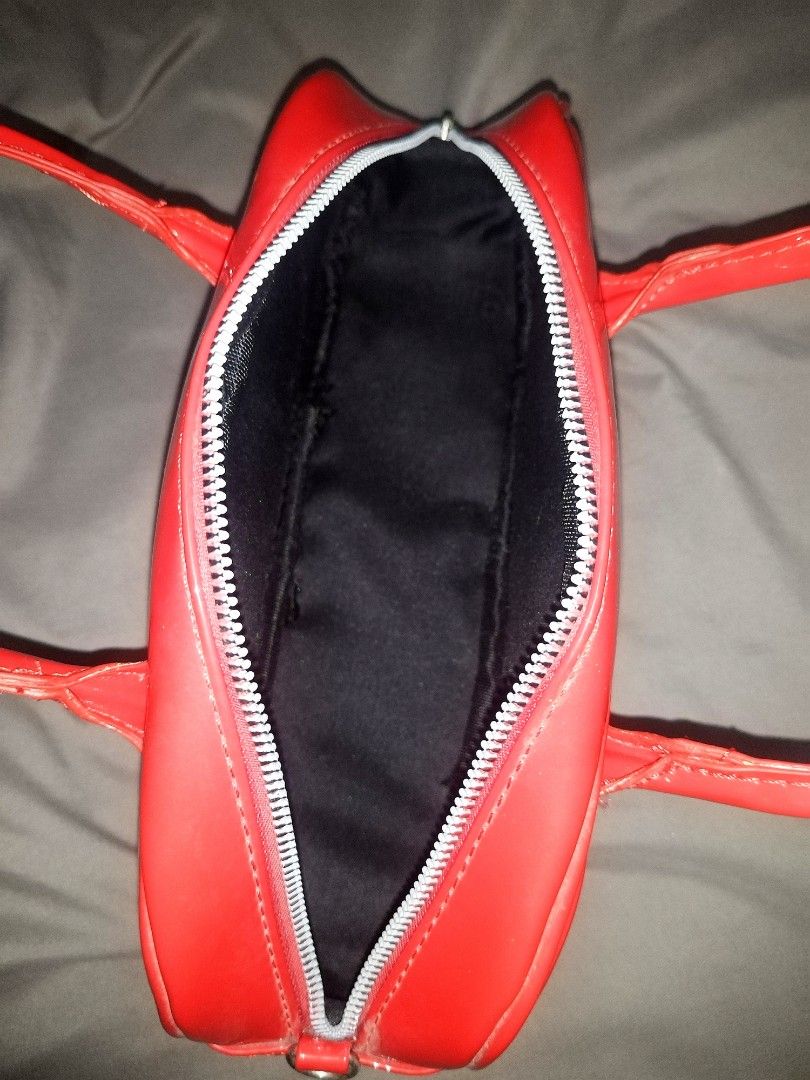 Y2K Glossy Bright Red Classy Kili Bag (Category: Luxury Bags & Wallets) located in Quezon City. Submitted by retrogreycollections (Listing ID 1442718785, Image 3). Description: Excellent condition Never used No issue ₱450 📍 Quezon City.