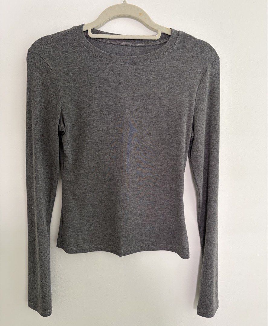 Gray basic long sleeve (Category: Longsleeves) located in Singapore. Submitted by 03043 (Listing ID 1442570273, Image 1). Description: -brand new( no flaws/defects/stains) -stretchy (size s-m can wear) -slightly body fitting, slimming effect -thin but durable material, great for hot weather,not see through -Easily paired with other clothing -great for layering.