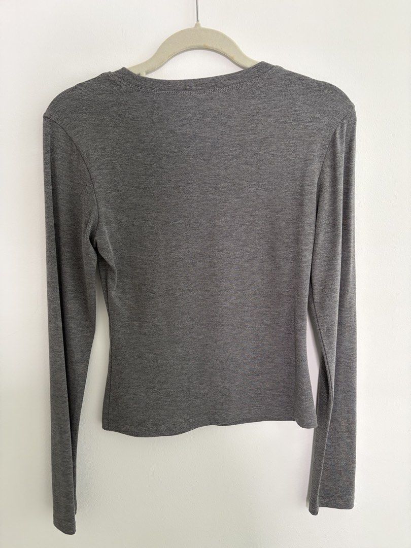 Gray basic long sleeve (Category: Longsleeves) located in Singapore. Submitted by 03043 (Listing ID 1442570273, Image 2). Description: -brand new( no flaws/defects/stains) -stretchy (size s-m can wear) -slightly body fitting, slimming effect -thin but durable material, great for hot weather,not see through -Easily paired with other clothing -great for layering.