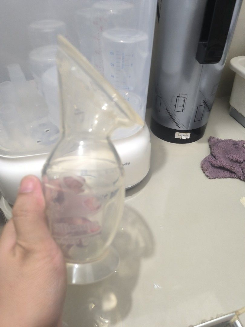 Haakaa Gen 2 Silicone Breast Pump Flange (Category: Breastfeeding & Bottle Feeding) located in Manila. Submitted by marjoriesongco (Listing ID 1442721270, Image 2). Description: slightly used. like new.