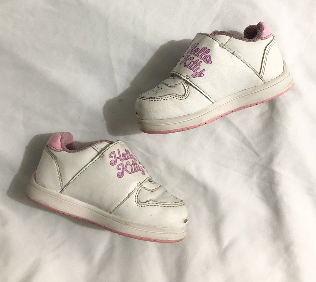 Hello Kitty Rubber Shoes For Kids (US 7) (Category: Babies & Kids Fashion) located in Pasig City. Submitted by shelovedd_ (Listing ID 1442701048, Image 2). Description: Hello Kitty Rubber Shoes For Kids (US 7) From 🇺🇸 Size US 7 Note: Please manage your expectations before purchasing. As shown in the photos, the shoes require cleaning & the leather on both shoes is peeling due to wear. The Hello Kitty logo on the insole is also faded/worn. It al