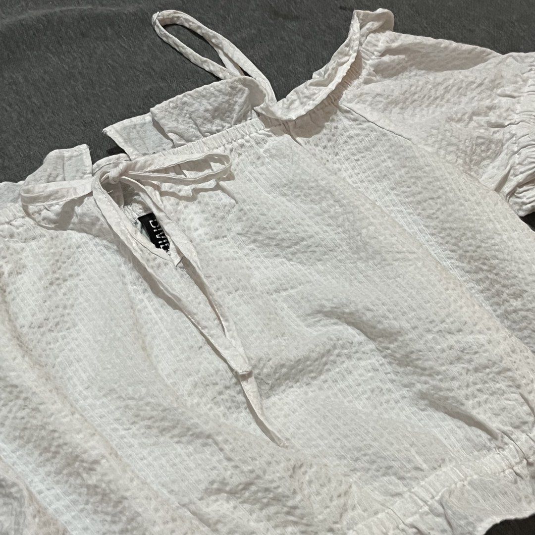 H&M Divided White Off-Shoulder Tie-Front Crop Top (Category: Blouses) located in Caloocan City. Submitted by danesentiments (Listing ID 1442686411, Image 2). Description: .