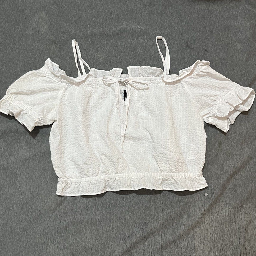 H&M Divided White Off-Shoulder Tie-Front Crop Top (Category: Blouses) located in Caloocan City. Submitted by danesentiments (Listing ID 1442686411, Image 1). Description: .