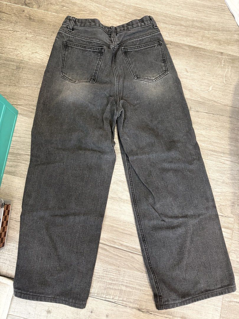 H&M Grey Wide Leg Denim Jeans (Category: Jeans) located in San Juan City. Submitted by wynnedy (Listing ID 1442623711, Image 2). Description: - Grey wide leg jeans - Relaxed fit - Mid waisted - Classic five-pocket design - Washed denim look - Button and zip front closure - Ideal for casual outfits.
