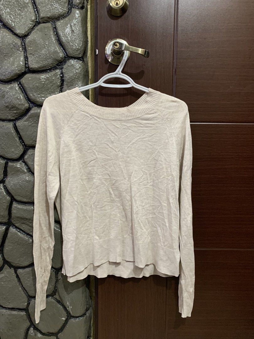H&M Lightweight Long-Sleeved Top - Beige (Category: Longsleeves) located in Baguio. Submitted by thrifteditbaguio (Listing ID 1442662265, Image 1). Description: - Simple beige long-sleeved top - Lightweight knit fabric - Classic crew neck with raglan sleeves - Unique layered hem design - Ideal for layering or wearing alone - Effortlessly pairs with any outfit.