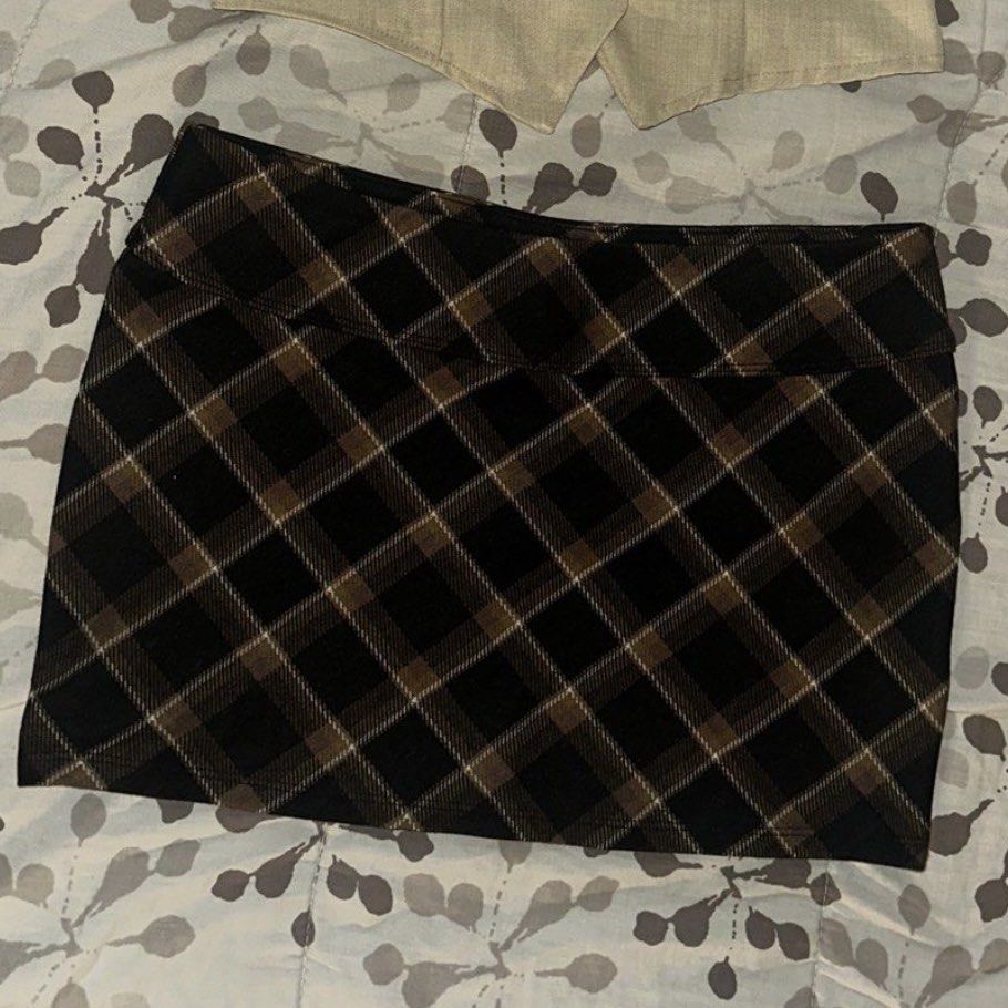 H&M Plaid Brown Skirt (Category: Skirts) located in Manila. Submitted by acrookstour (Listing ID 1442646088, Image 1). Description: size s-m low waisted !! mini skirt.
