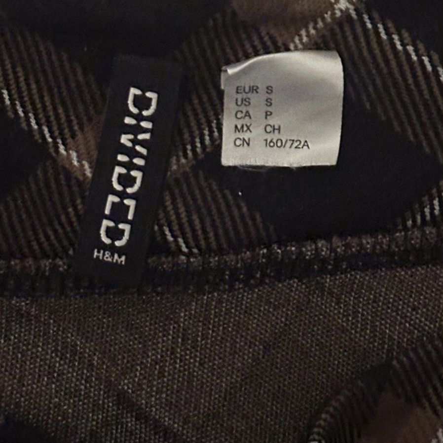 H&M Plaid Brown Skirt (Category: Skirts) located in Manila. Submitted by acrookstour (Listing ID 1442646088, Image 2). Description: size s-m low waisted !! mini skirt.