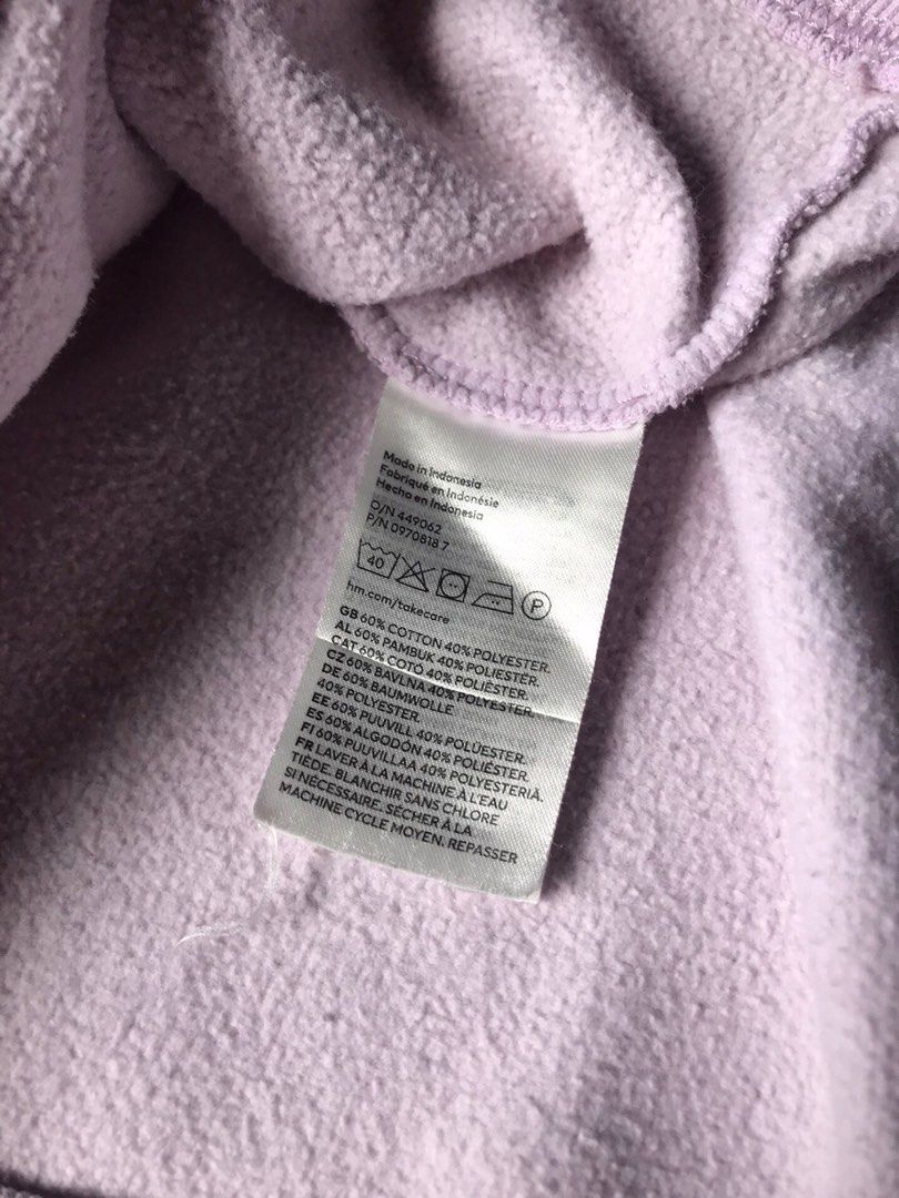 H&M Sweater (Category: Hoodies) located in Cabanatuan. Submitted by offtherack.studio (Listing ID 1442568223, Image 3). Description: EXCELLENT CONDITION AUTHENTIC SIZE LARGE ON TAG LENGTH: 26.5 WIDTH: 26.5.
