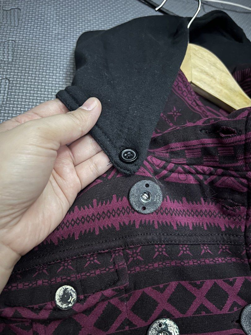 Hurley Aztec Print Jacket for women (Category: Coats, Jackets and Outerwear) located in Cavite. Submitted by thepubshop (Listing ID 1442716966, Image 2). Description: Size on tag is Small but can also fit medium Flaw: tranish or oxidation on the buttons - Cool Hurley jacket - Aztec-inspired print - Double-breasted button-up front - Hood included (removable) - Black sleeves and accents - Versatile for layering or wearing solo - Ideal for cooler we