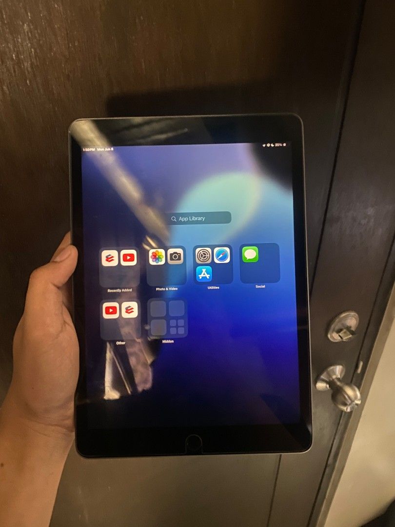 Ipad 7th Gen A1297 (WIFI ONLY) (Category: iPad) located in Cebu City. Submitted by allenjoshuacnde (Listing ID 1442603126, Image 2). Description: There is a slight screen burn in the left corner..
