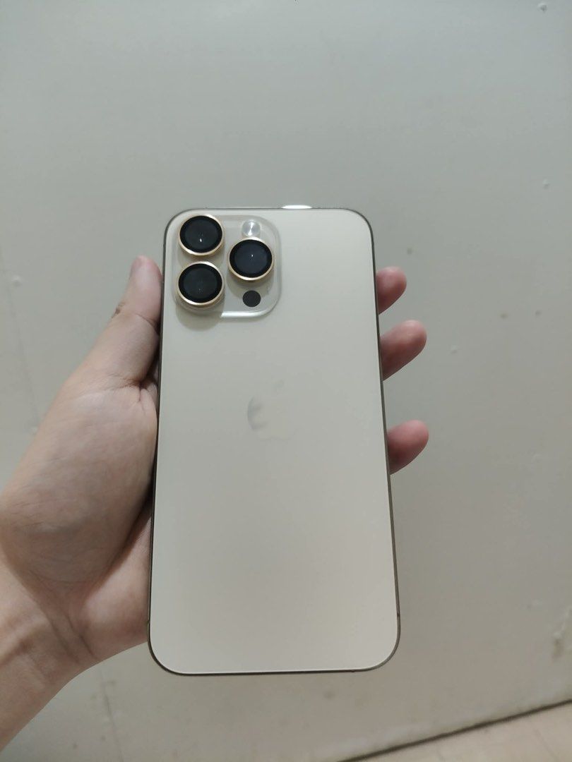 Iphone 14 Pro Max (Category: iPhone 14 Series) located in Quezon City. Submitted by oddearth-46c4c8 (Listing ID 1442596404, Image 1). Description: Unit case charger 84BH f.u US variant Esim fix fix fix!!!! Novaliches bayan loc. .