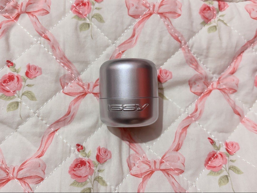 ISSEY Creme Flush Stick in PURR (Category: Makeup) located in Santo Domingo. Submitted by _nymph_ (Listing ID 1442698190, Image 1). Description: Issy Creme Flush Stick Shade:Purr Product Remaining: 80-90% .