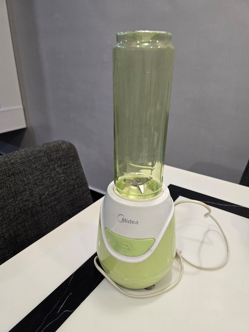 Juice Maker (Category: Juicers, Blenders & Grinders) located in Langkap. Submitted by yasovarman (Listing ID 1442661111, Image 2). Description: item in very good condition like new cod kampar.