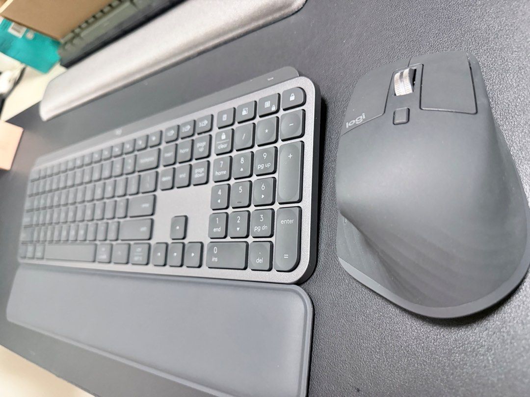 Logitech MX Keys S Combo with MX Master 3S Mouse476242095270144002