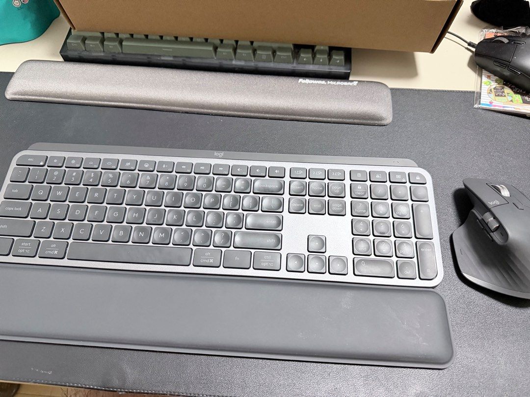 Logitech MX Keys S Combo with MX Master 3S Mouse476242095270144001
