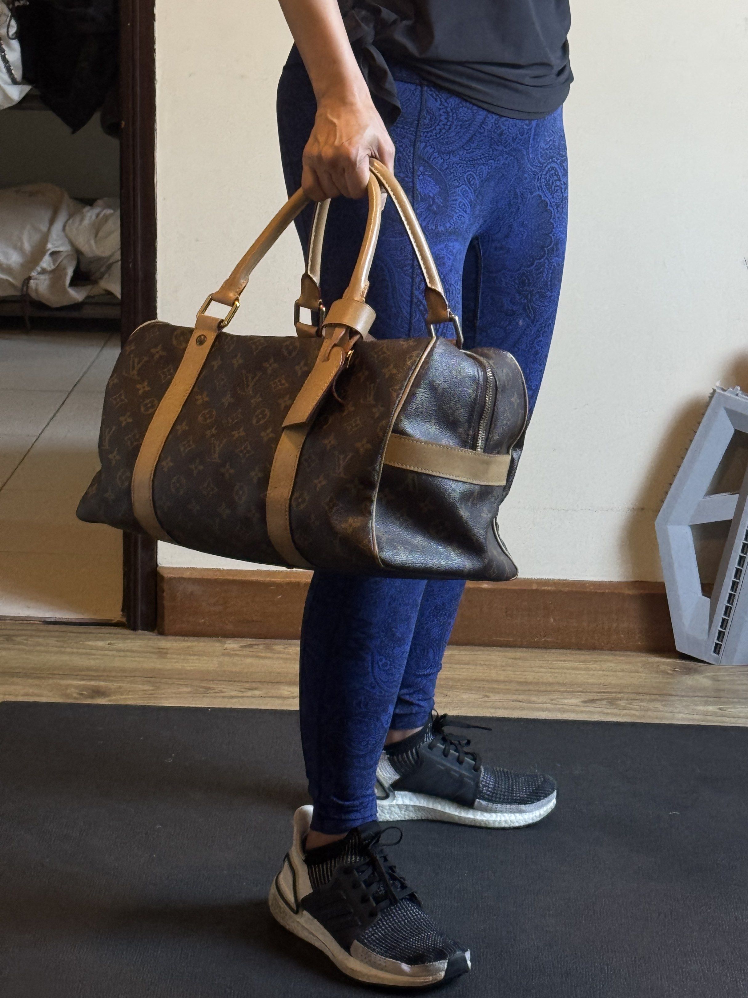 Louis Vuitton Monogram carryall 40 (Category: Luxury Bags & Wallets) located in Muntinlupa City. Submitted by chelseanne_1 (Listing ID 1442624858, Image 3). Description: - Classic Louis Vuitton Keepall 55 duffel bag - Iconic monogram canvas with vachetta leather trim - Perfect size for weekend trips or carry-on - Secure zipper closure - Comfortable leather handles - Includes original leather luggage tag - A timeless and stylish travel essential.