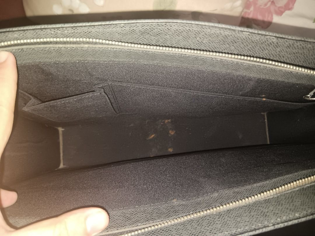 Louis Vuitton briefcase (Category: Luxury Bags & Wallets) located in Manila. Submitted by yumirayu (Listing ID 1442722719, Image 3). Description: - Made in France - Classic Louis Vuitton Paris stamping - Textured material finish - Ideal for organizing cards and cash - Timeless luxury accessory.