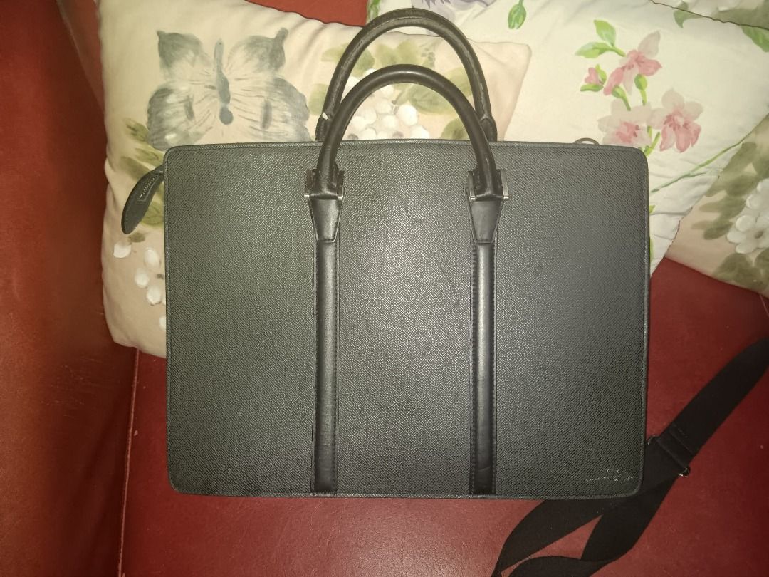 Louis Vuitton briefcase (Category: Luxury Bags & Wallets) located in Manila. Submitted by yumirayu (Listing ID 1442722719, Image 1). Description: - Made in France - Classic Louis Vuitton Paris stamping - Textured material finish - Ideal for organizing cards and cash - Timeless luxury accessory.