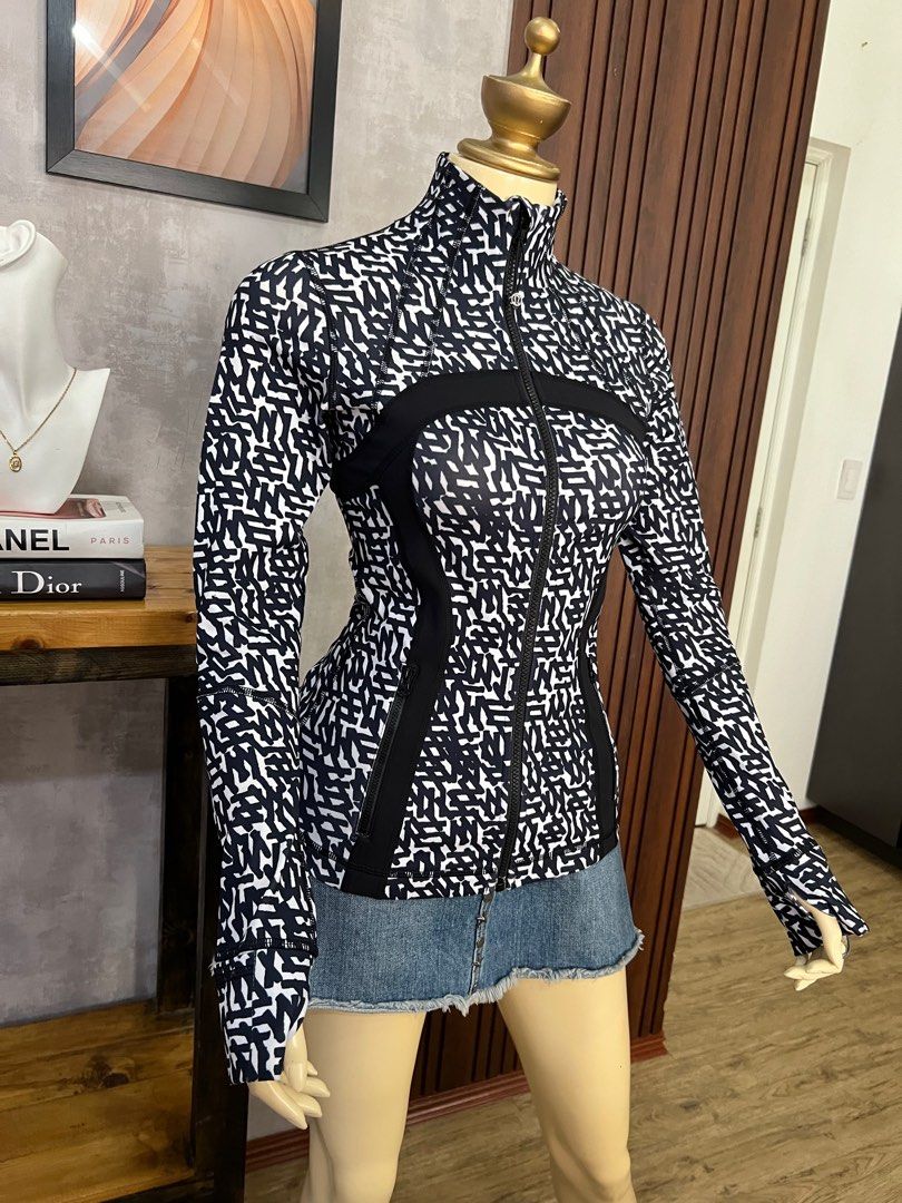 ‼️SOLD‼️Lululemon Define Jacket in Net Pop White Black Orig💯 (Category: Activewear) located in Cebu City. Submitted by sexyclosetph2.0 (Listing ID 1442584468, Image 2). Description: Orig💯 Like new condition No issues! Nice colorway Size 4 on tag Probably fits xs-med frames Very nice! .