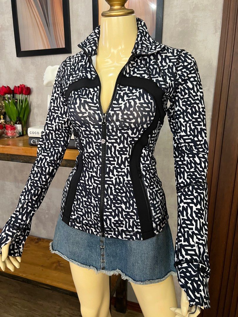 ‼️SOLD‼️Lululemon Define Jacket in Net Pop White Black Orig💯 (Category: Activewear) located in Cebu City. Submitted by sexyclosetph2.0 (Listing ID 1442584468, Image 3). Description: Orig💯 Like new condition No issues! Nice colorway Size 4 on tag Probably fits xs-med frames Very nice! .