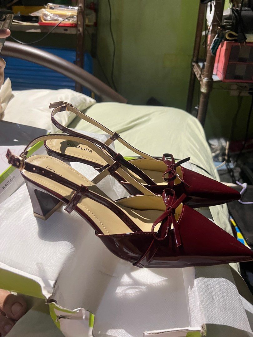 Maroon 2-3 inch heels size 41/25.5cm (Category: Heels) located in Manila. Submitted by thriftcycle.mnl (Listing ID 1442652633, Image 3). Description: Size 41 Office heels Comfortable.