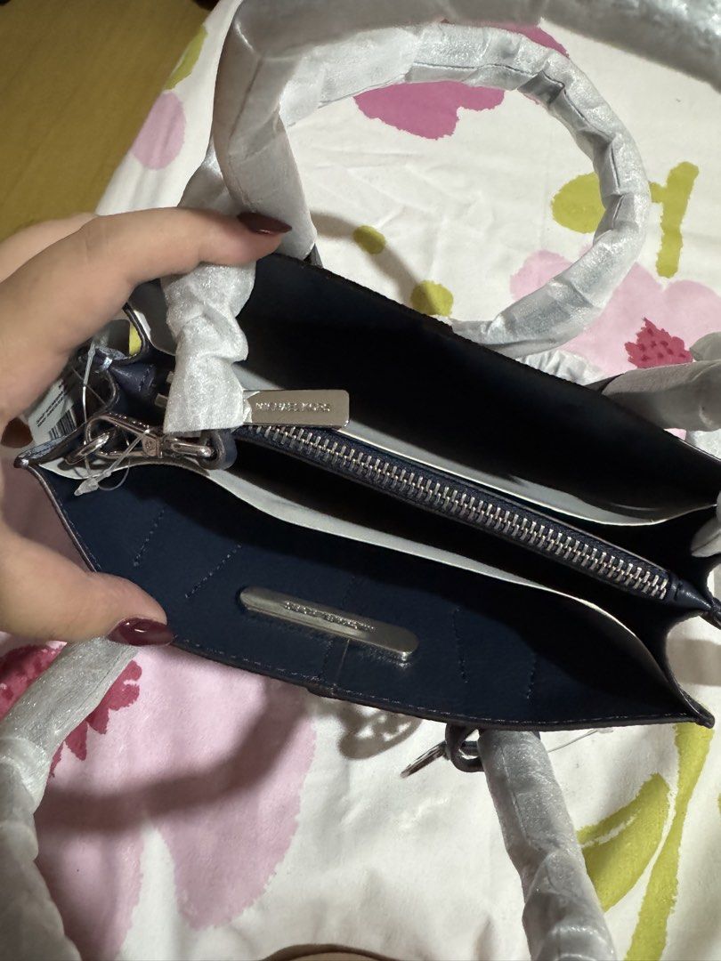 Michael Kors MK Mercer MD Messenger Navy Multi (Category: Luxury Bags & Wallets) located in Manila. Submitted by antonettegan (Listing ID 1442633064, Image 3). Description: - Michael Kors Mercer MD Messenger bag - Color: Navy multi - Brand new with original tags - Includes detachable crossbody strap - Features an interior zip pocket.