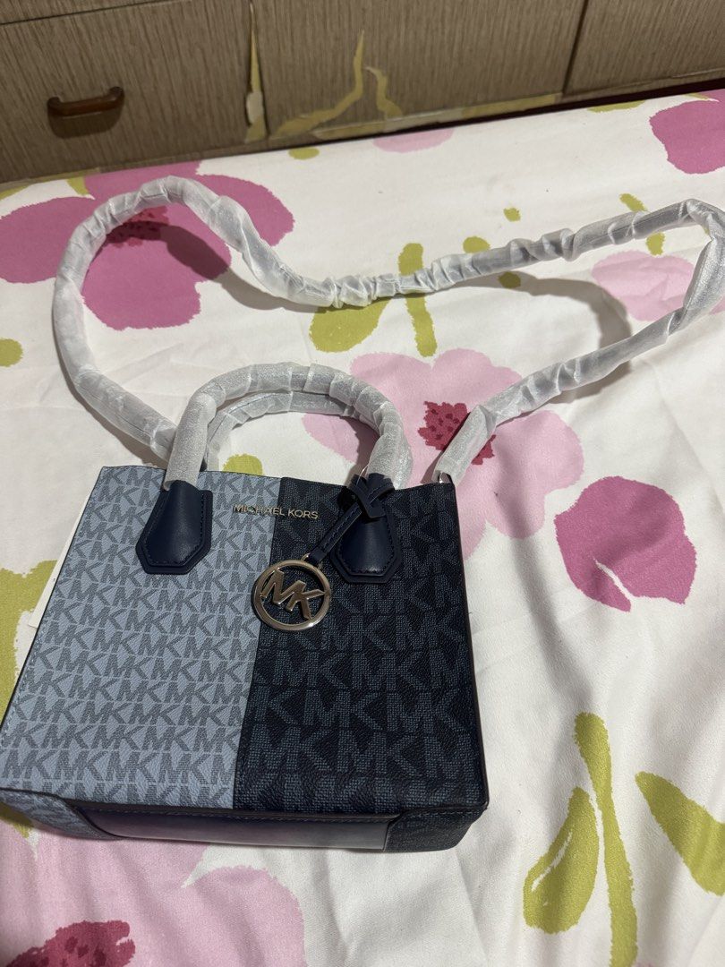 Michael Kors MK Mercer MD Messenger Navy Multi (Category: Luxury Bags & Wallets) located in Manila. Submitted by antonettegan (Listing ID 1442633064, Image 2). Description: - Michael Kors Mercer MD Messenger bag - Color: Navy multi - Brand new with original tags - Includes detachable crossbody strap - Features an interior zip pocket.