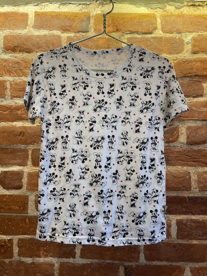 Mickey Mouse Print Tee （分類：T-shirt）位於 Hong Kong。 由 loulouskiptomylou 提交（商品編號 1442729549，圖片 1）。簡介： Spring cleaning is the new cleaning. Item sold as is. 清屋平放. 商品按现状出售 Measurements are provided in the images. Face to face drop off, meet at Sham Shui Po MTR Exit B or can plan to arrange pick up location on MTR Red line. 港鐵深水埗B2出口交收 只限面交，時間、地點可議 交收地點可在港鐵荃灣綫沿線 有意請DM 。