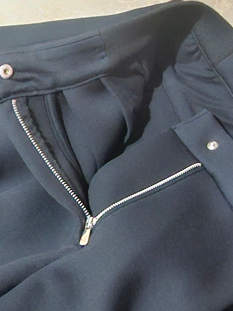 Nike Black Wide Leg Shorts (Category: Shorts) located in Rodriguez. Submitted by Branded100 (Listing ID 1442699363, Image 3). Description: - Black Nike shorts - Wide leg design - Zipper fly with button closure - Back pocket with Nike logo detail - Made from thick, neoprene-like fabric - Perfect for casual wear or light sports.