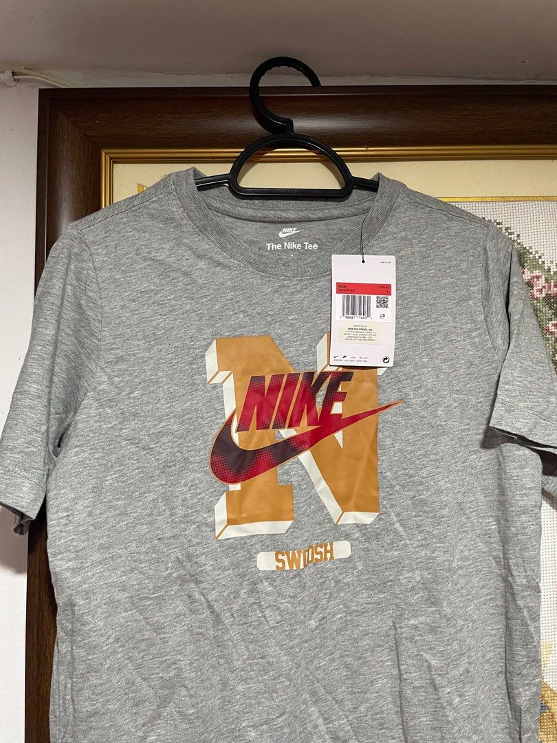 Nike Swoosh Kids Tee Size Large (Category: Babies & Kids Fashion) located in Imus. Submitted by daaayan123 (Listing ID 1442722353, Image 1). Description: .