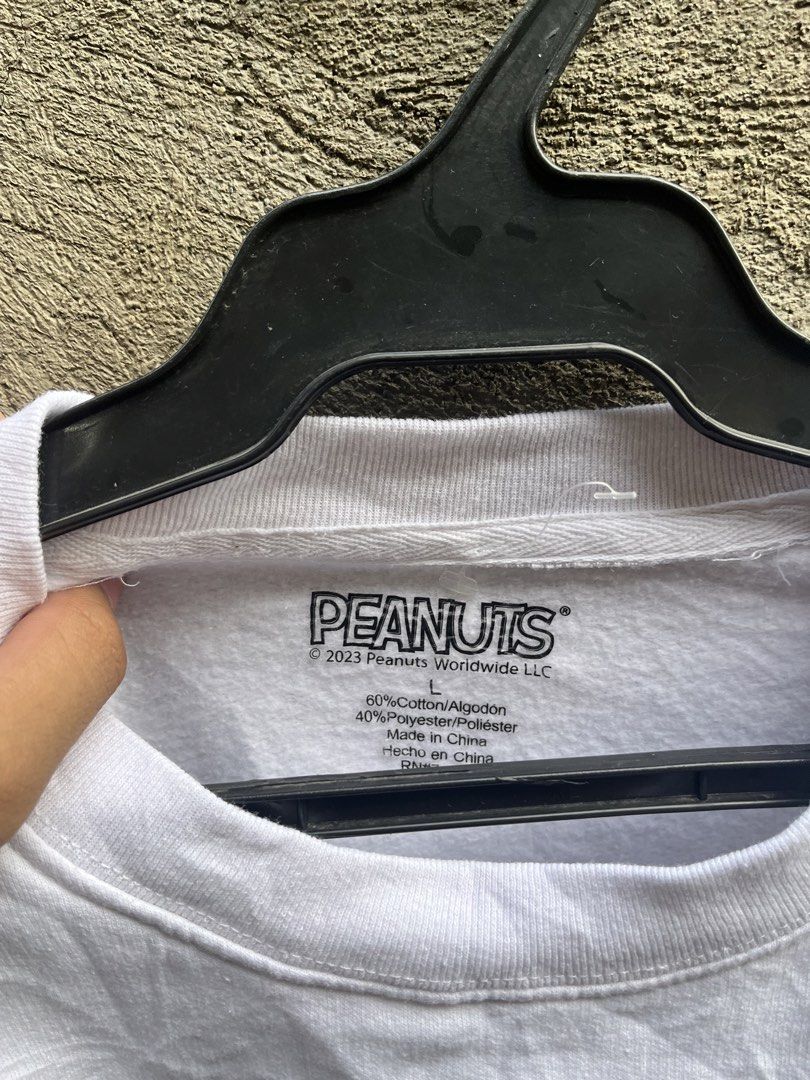 Peanuts Christmas Graphic Cropped Sweatshirt Size L (Category: Longsleeves) located in Cabanatuan. Submitted by isaiahave (Listing ID 1442701848, Image 2). Description: 20.5x18.