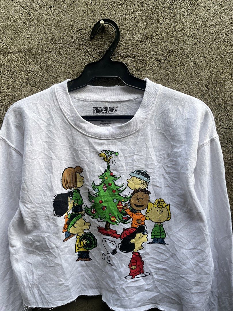 Peanuts Christmas Graphic Cropped Sweatshirt Size L (Category: Longsleeves) located in Cabanatuan. Submitted by isaiahave (Listing ID 1442701848, Image 3). Description: 20.5x18.