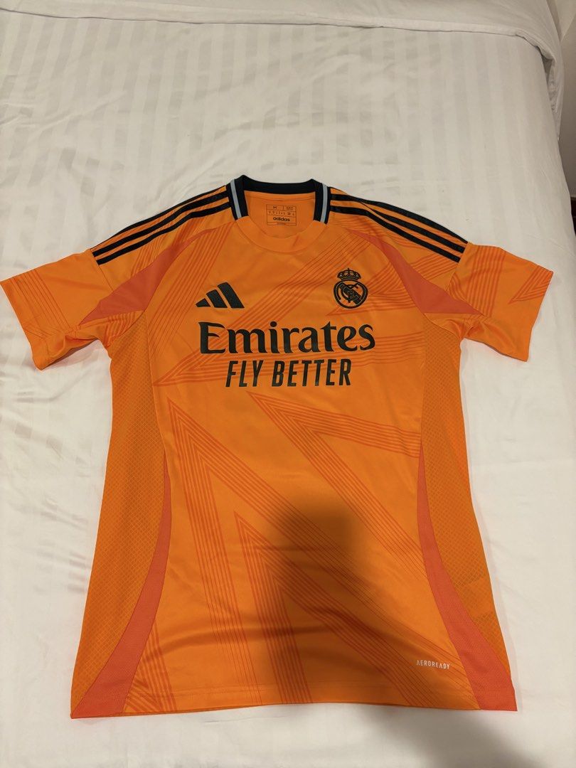 Real Madrid 2024/25 Away Jersey (Category: Activewear) located in Singapore. Submitted by cheng_teng (Listing ID 1386381165, Image 2). Description: real madrid away jersey 24/25 with bellingham printed behind. rfs- the jersey is too small for me .