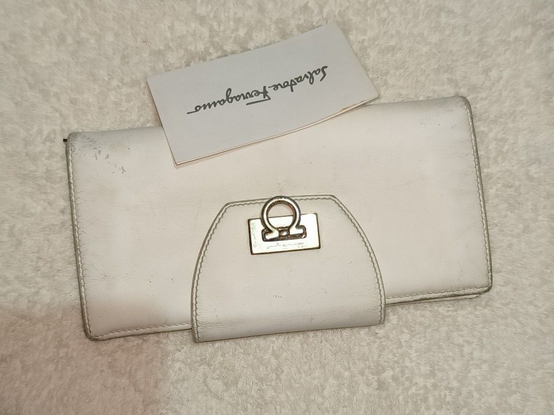 Salvatore Ferragamo White Leather Wallet (Category: Luxury Bags & Wallets) located in Manila. Submitted by bigtym.picker (Listing ID 1442557910, Image 1). Description: FOR SALE!!! LEGIT ORIG Salvatore Ferragamo White Leather Wallet Price - 1000 PESOS ONLY NEGO PLS SEE PIC FOR DETAILS. Selling all items AS IS PLS. manage your Expectation We accept shipping nationwide Meetup - BACOOR or near MOA - Authentic Salvatore Ferragamo white leather wallet 