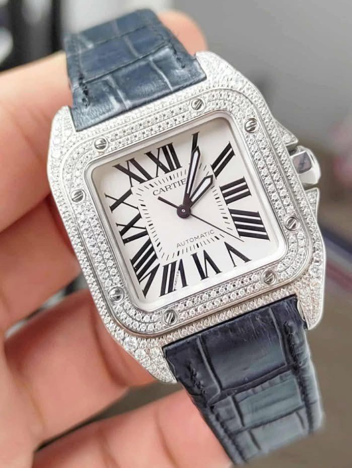 SANTOS 100 MEDIUM DIAMOND BEZEL ✨ (Category: Luxury Watches) located in Manila. Submitted by kristinepenafiel (Listing ID 1442648912, Image 2). Description: SANTOS 100 MEDIUM DIAMOND BEZEL ✨ ₱288,000 Complete Set Includes Extra Pink Cartier Leather Strap Customized Diamond Bezel Model: W20126X8 Automatic Movement Case Size: 33mm × 43mm White Dial Condition: 9/10 A stylish and iconic Cartier Santos 100 Medium featuring a custom diamond bezel that 