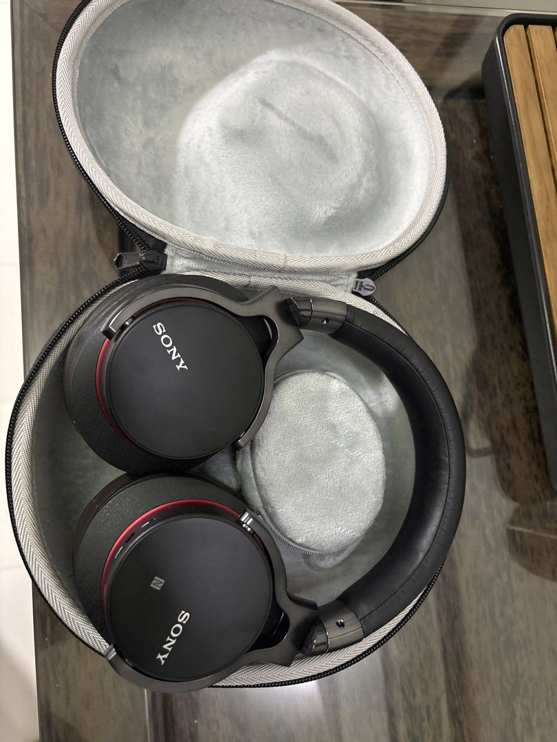 Sony Noise Cancelling Headphones with Case